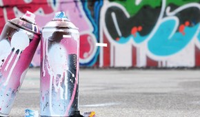 Meco amplía a las fachadas de particulares la limpieza de grafitis
