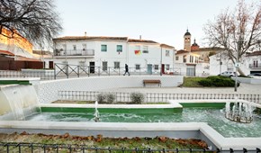 La plaza del Centro Cultural se somete a un plan integral de mantenimiento