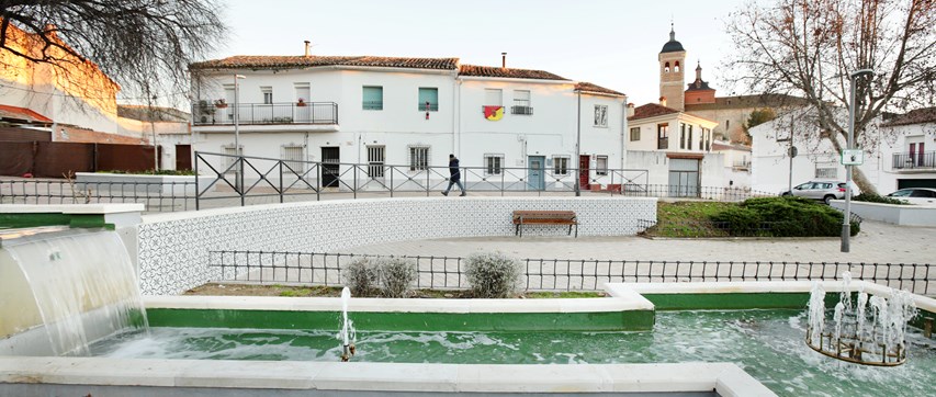 La plaza del Centro Cultural se somete a un plan integral de mantenimiento
